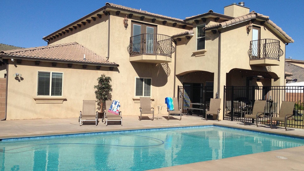 Hurricane House | PRIVATE POOL 34'x18', 25 Minutes to Zion, Playset for Kids, 7 bdrm, sleeps 32
