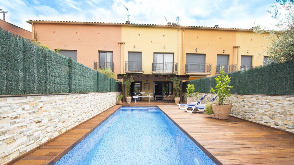 La Bisbal d'Emporda Villa | Private pool and 100m to village center! No car!
