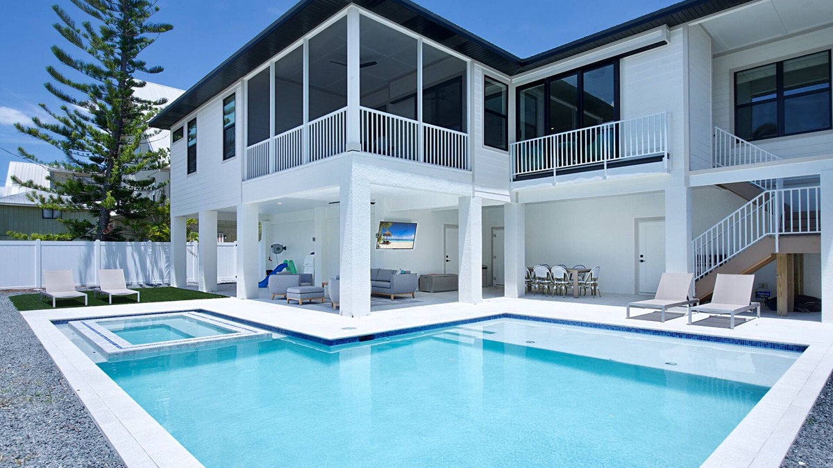 Mid Island House | 🐚Private Pool + Great Outdoor Living Space-Brand New 5BR+Den Home-Funky Conch🐚