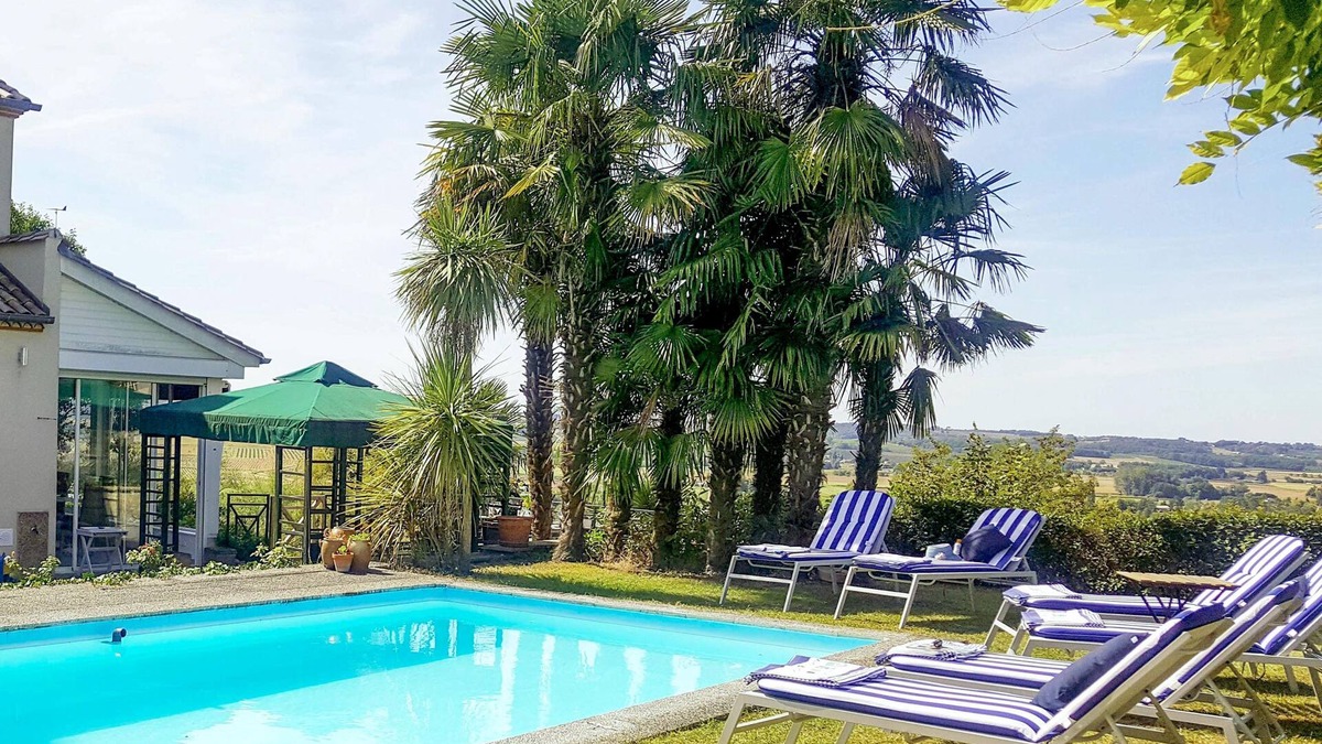 Duras Villa | Private pool, great views, AC, walk into town, weekly market, shops, restaurants