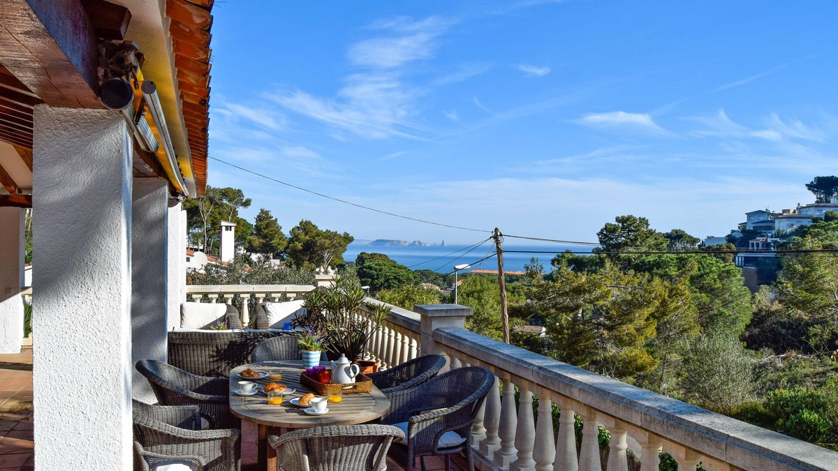 Pals Villa | Private pool, sea view, only 700 m. from the beach.
