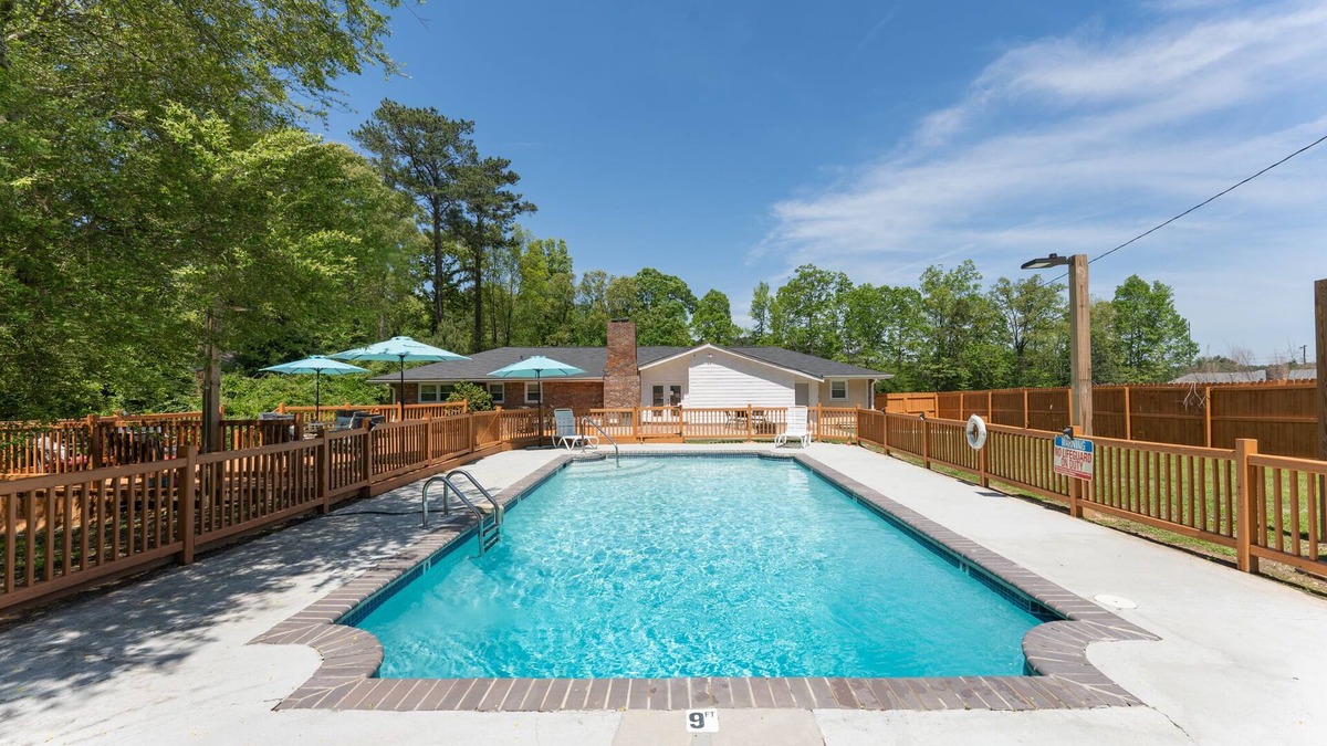 Riverdale House | Private pool Sleep12 Stylish Ranch Min from airport