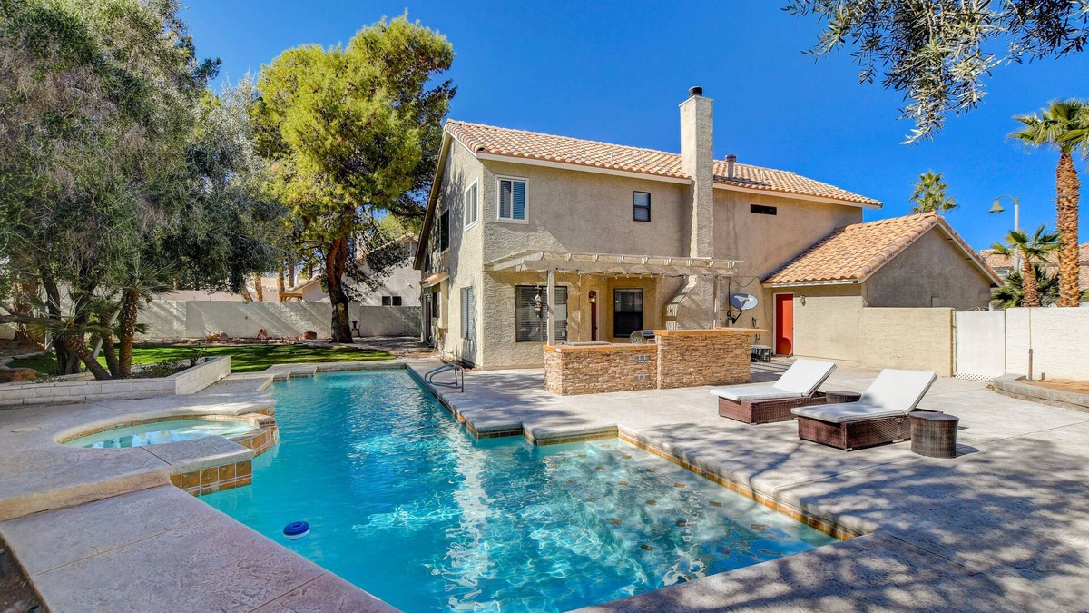 West Sahara House | Private Pool! Tempurpedic and Waldorf Astoria Mattresses