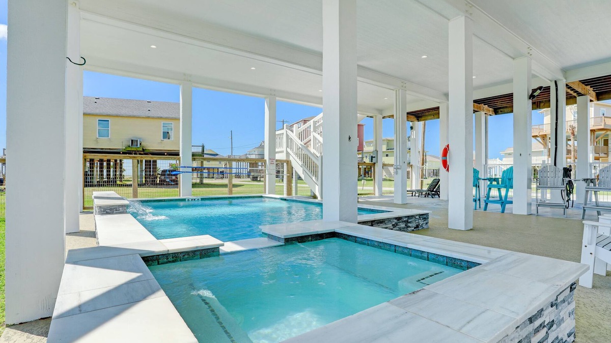 Port Bolivar House | PRIVATE POOL & HOT TUB! Sleeps 22 w/3 King Master Suites & 8 Queen beds!
