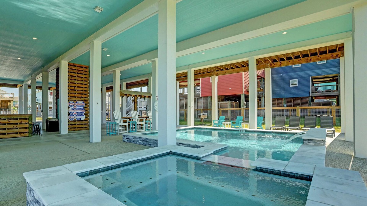 Crystal Beach House | PRIVATE POOL & HOT TUB! Sleeps 22 w/3 King Master Suites & 8 Queen beds!