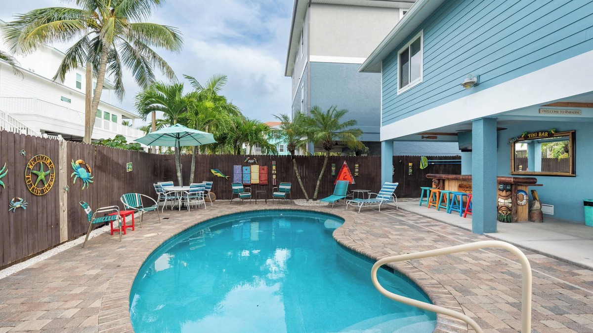 Mid Island House | ⭐Private Pool | Steps to the Beach | Backyard Tiki Bar | Blue Starfish⭐