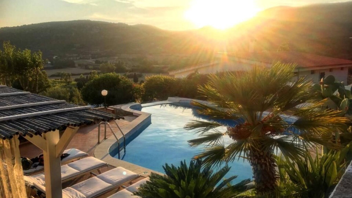 Chia House | Private Pool villa with panoramic views split over 2 levels/Aircon/New Pool.