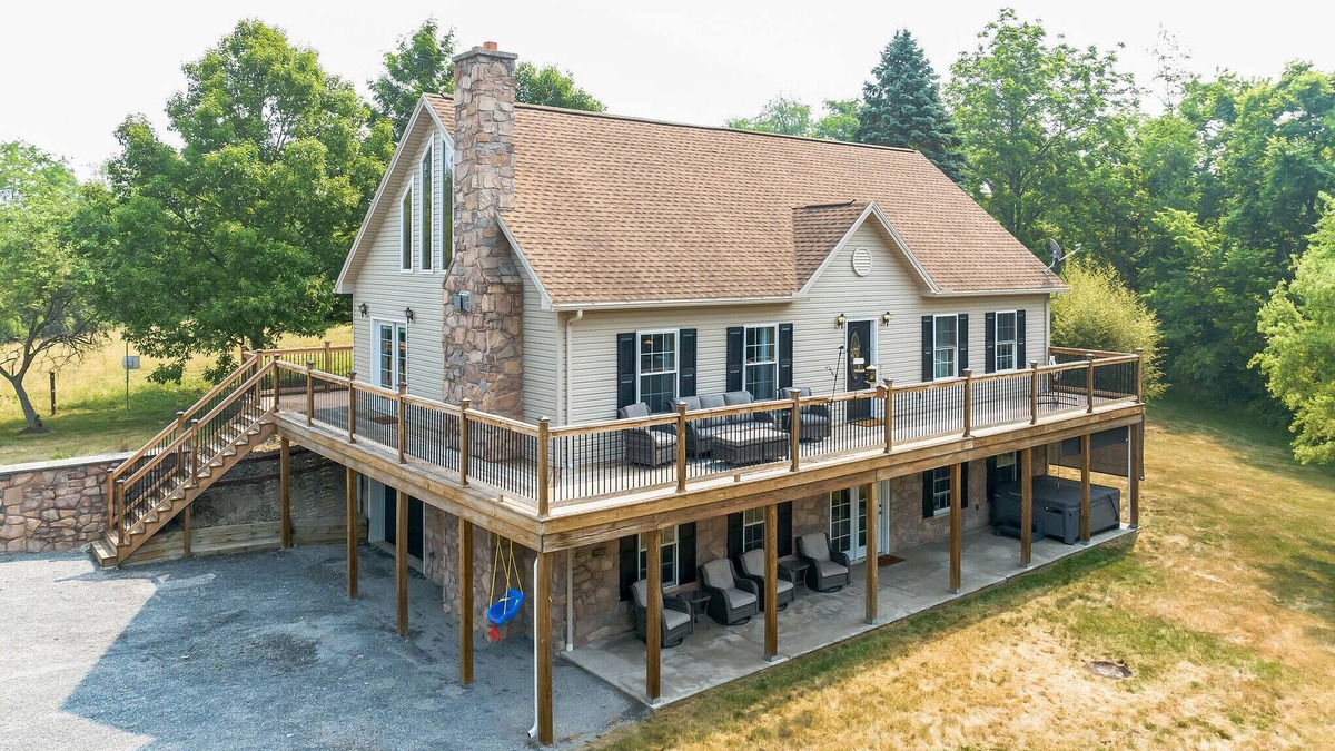 Port Royal Cabin | Private property + Hot tub + King bed + Game Room + Toy Room