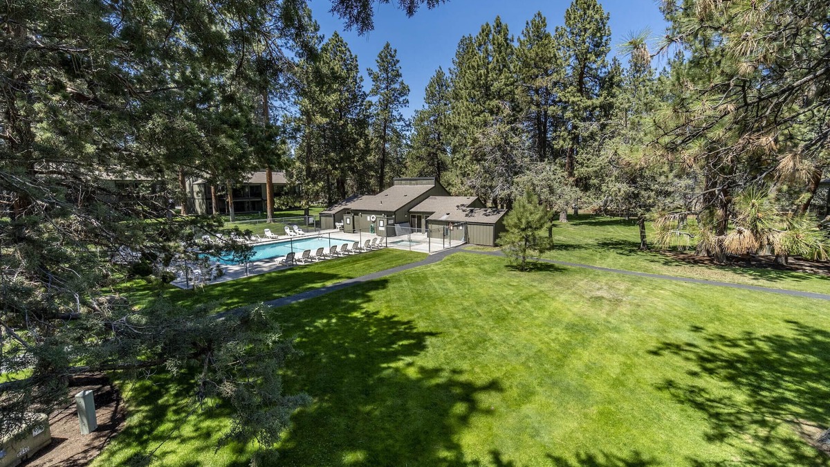 Sisters Condo | Private, Quiet 2 Bedroom Condo w/Pool & Hot Tub