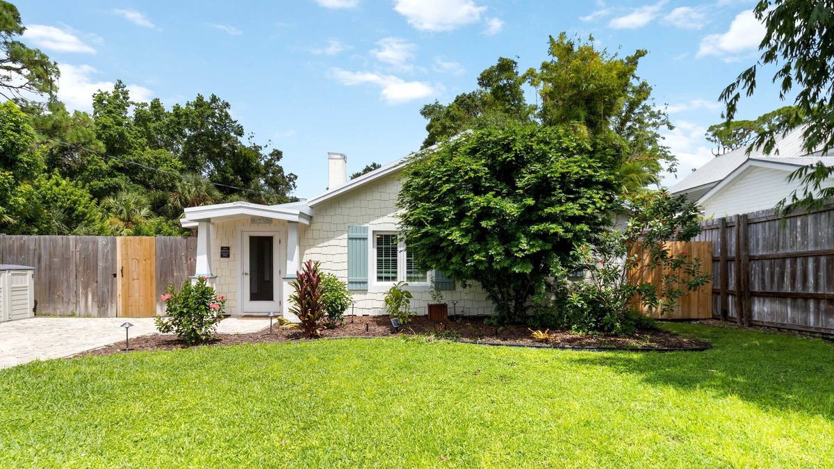 Ridge Wood Heights Hotel | Private, Quiet, Family Friendly, 5 min from Siesta Key