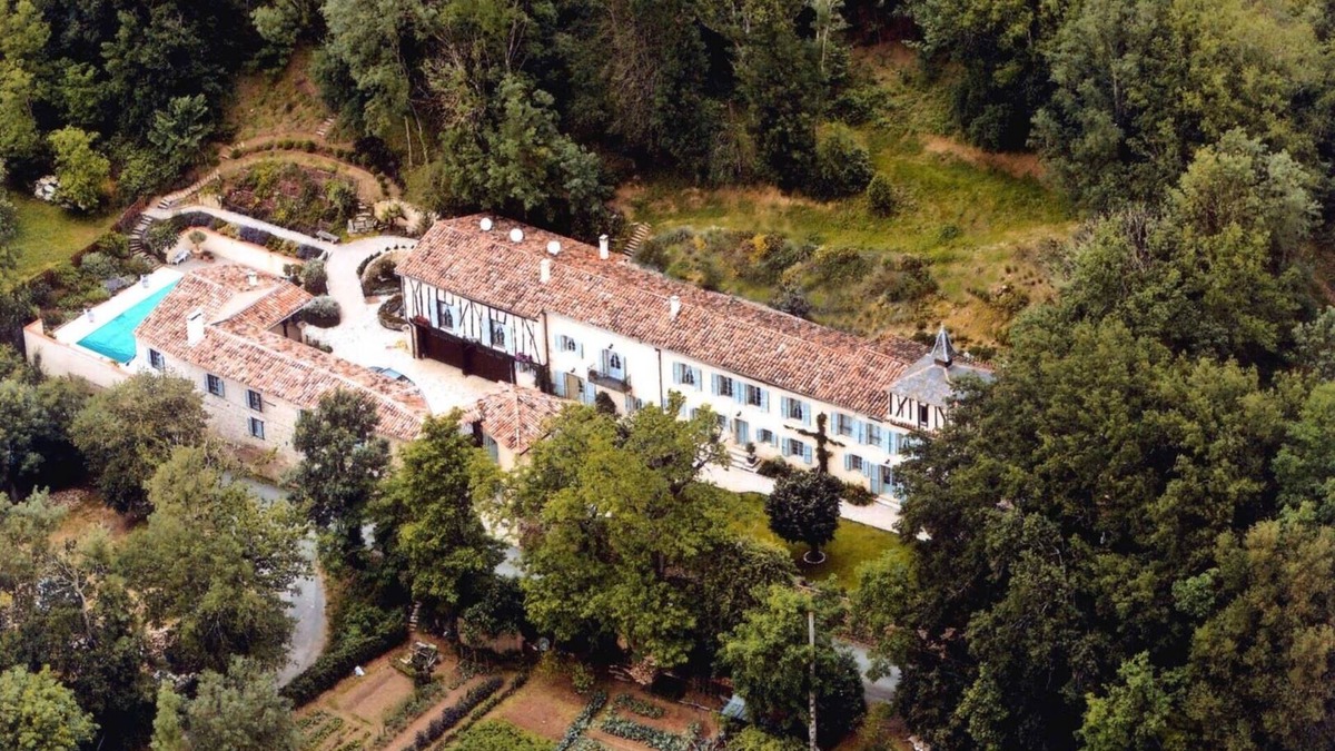 Castres House | Private residence in a 17th century French Estate with pool & beautiful gardens.