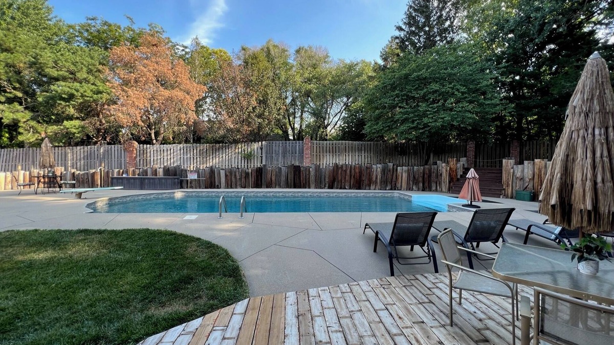 Lincoln House | Private Resort Lodge: Pool-Hot Tub—Billiards-Ping Pong-140 gift basket! 5500sf.
