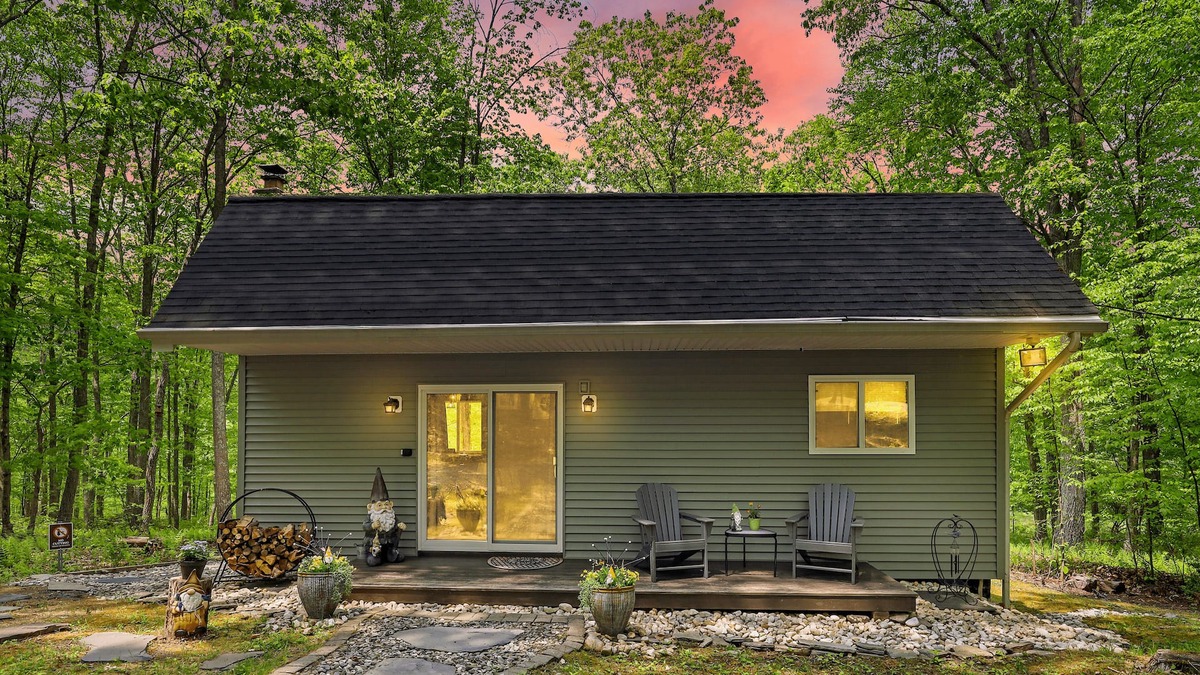 East Stroudsburg Cabin | "Private Retreat" COZY, Cabin in the woods