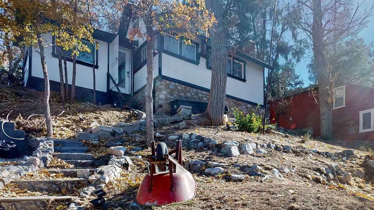 Frazier Park House | Private retreat for two with modern furnishings, well-equipped kitchen, & W/D
