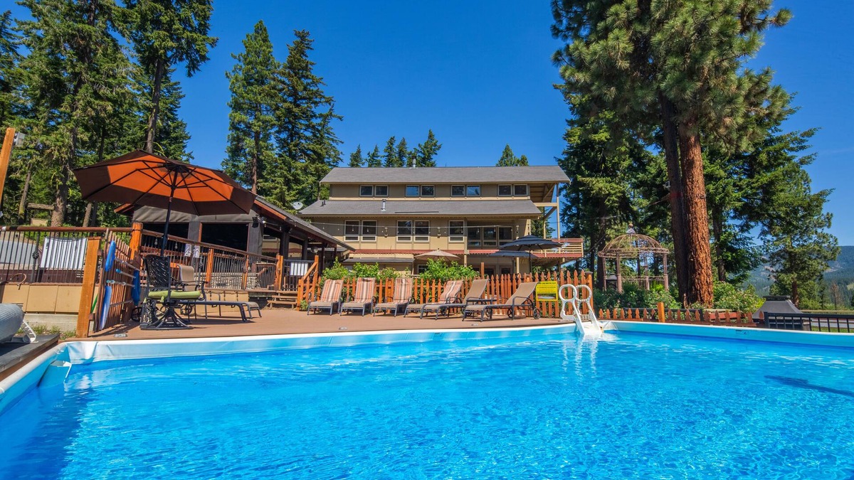 Cle Elum Cabin | Private Retreat in the Woods on 20 Acres! Grand Lodge with 8 Studio Cabins!