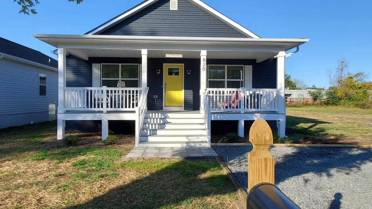 Issue House | Private Retreat Bungalow-One Level, 2 blocks from Beach w/Porch & Deck