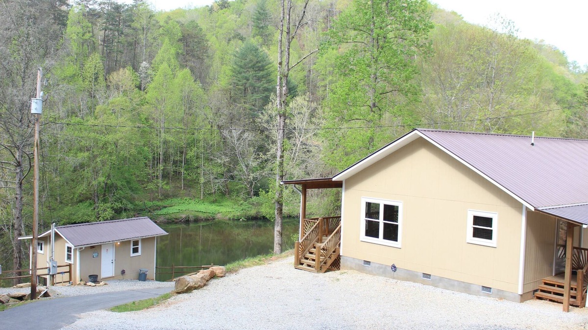 Cherokee House | PRIVATE RIVERFRONT 3 bed/2 bath house on the Oconaluftee River!