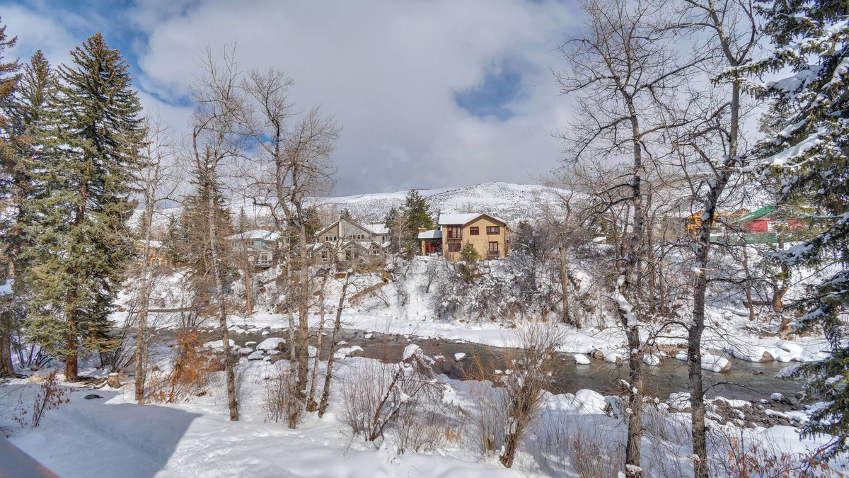 Eagle-Vail Condo | Private Riverside Ski Retreat 2/2 condo close to Beaver Creek and Vail