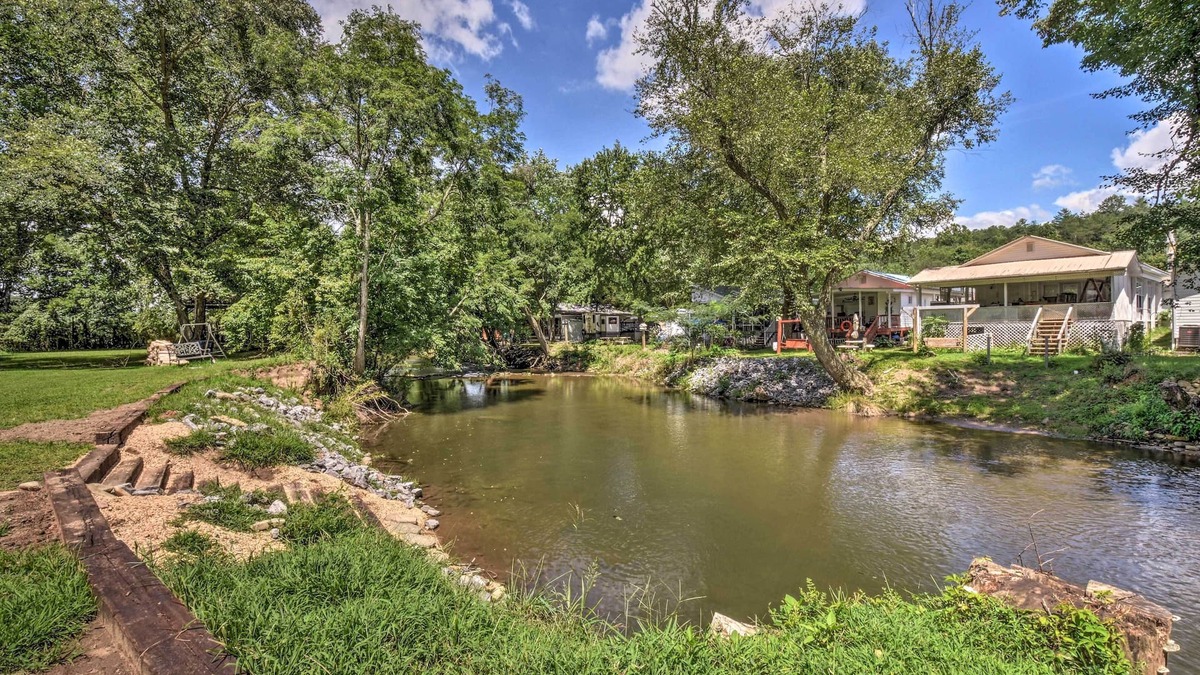 Hiawassee Apartment | Private Riverside Studio - Hot Tub, King BD, Near Wedding Venue