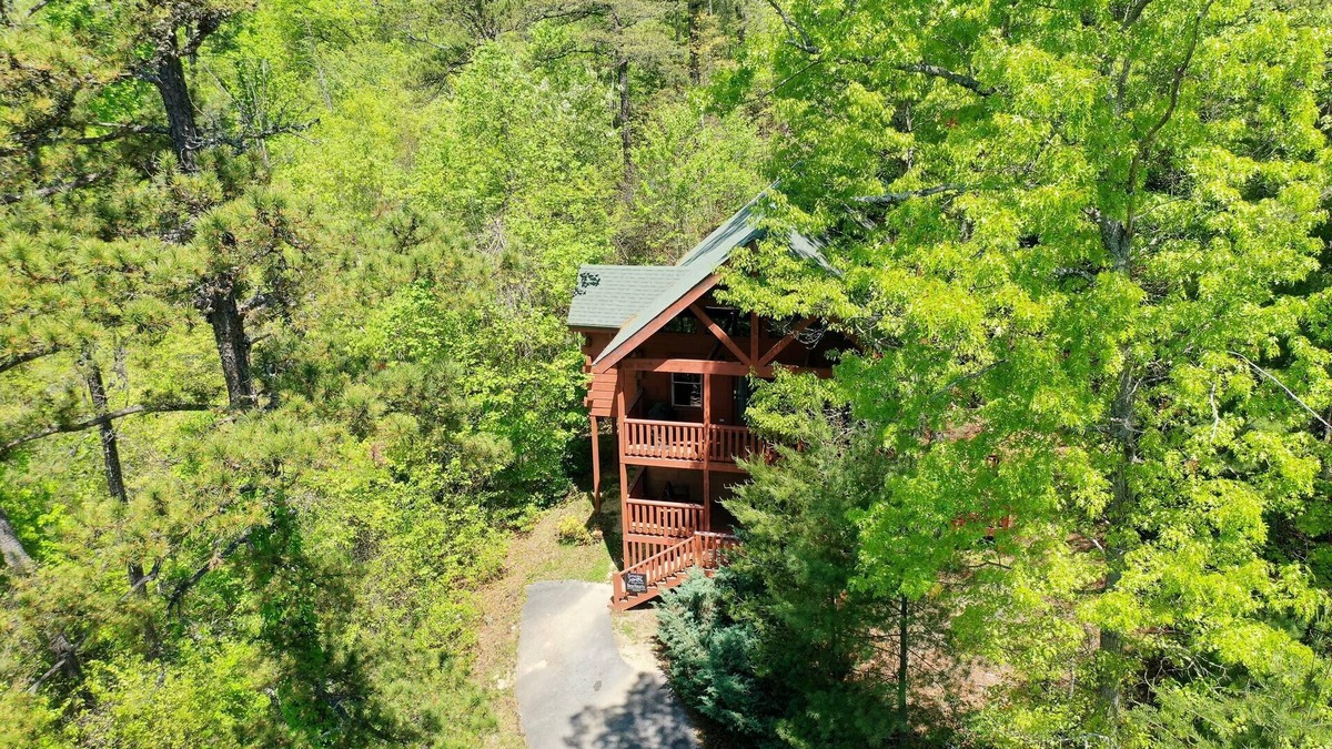 Trappers Ridge Cabin | Private Romantic Cabin! Close to All Attractions!