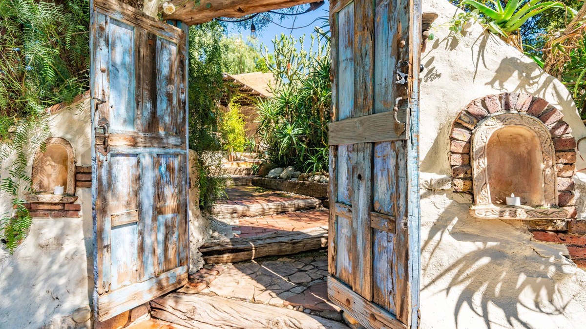 Canoga Park House | Private Romantic Escape, Hidden Gem w/Hot Tub, and Waterfall