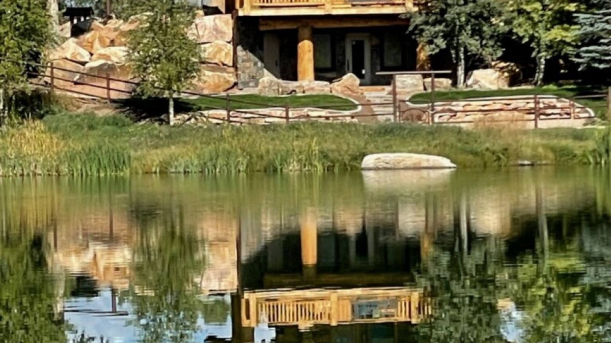 Tabiona Cabin | Private, Romantic Honeymoon/Anniversary Cabin Retreat with Pond and River Access