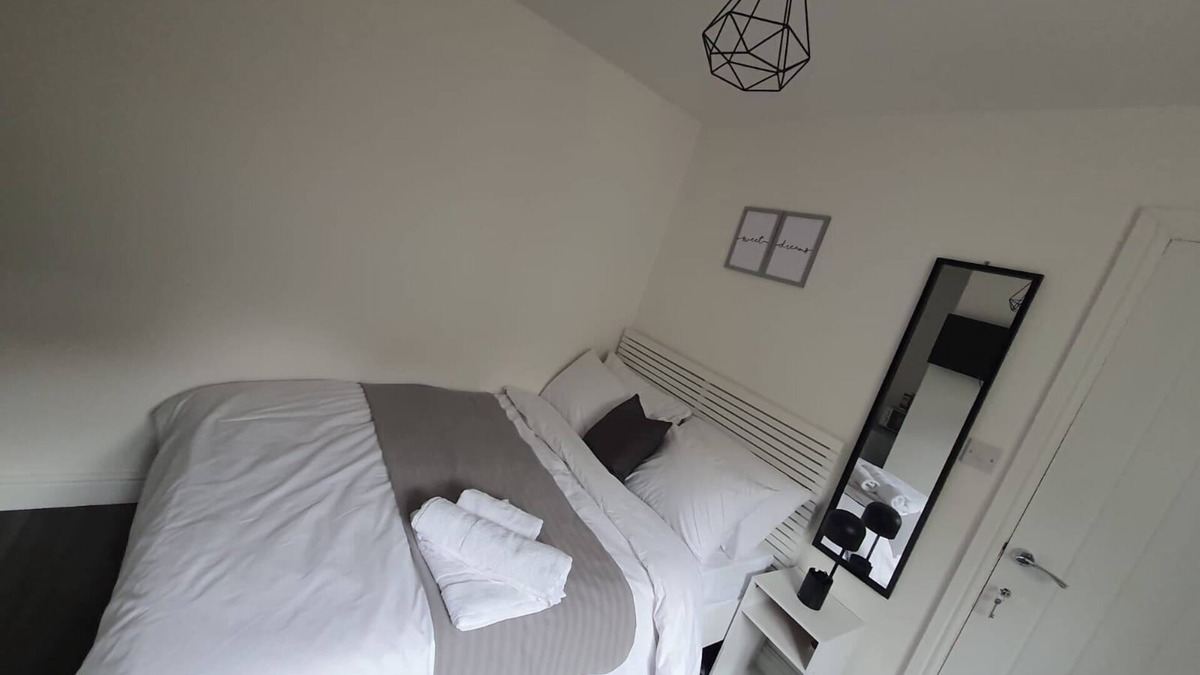 Erdington House | Private Room - Ensuite Bathroom - Free Parking