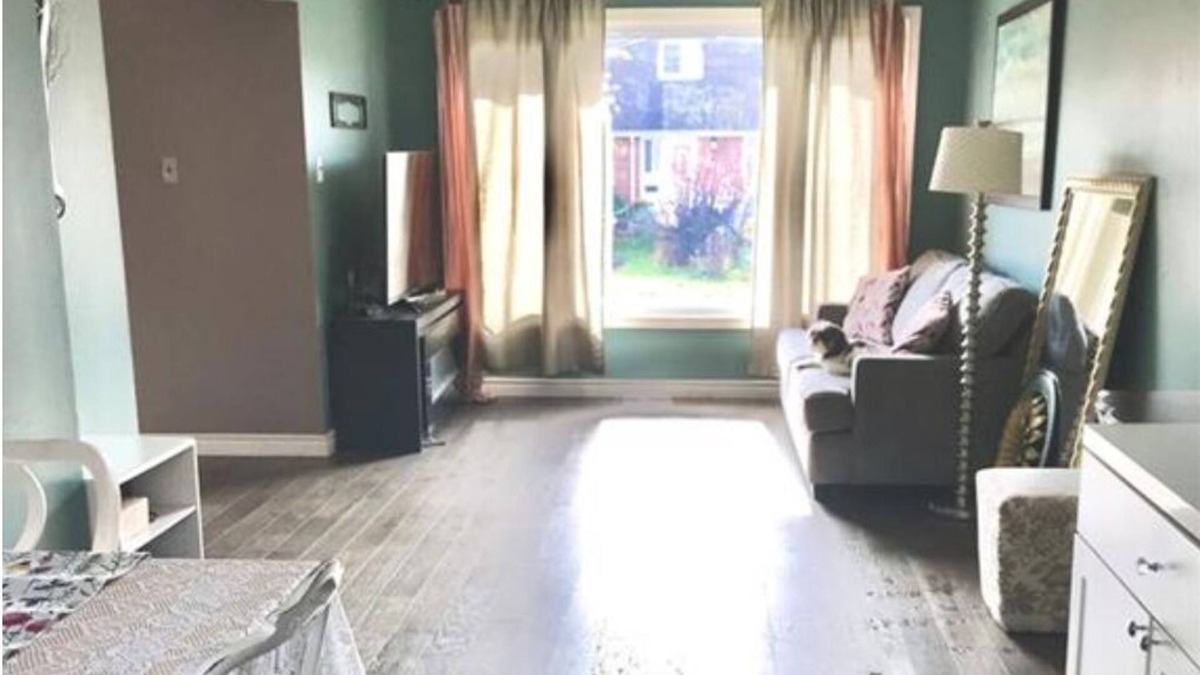 North Bay House | Private room in basement close to bus stop in North bay Only for girls