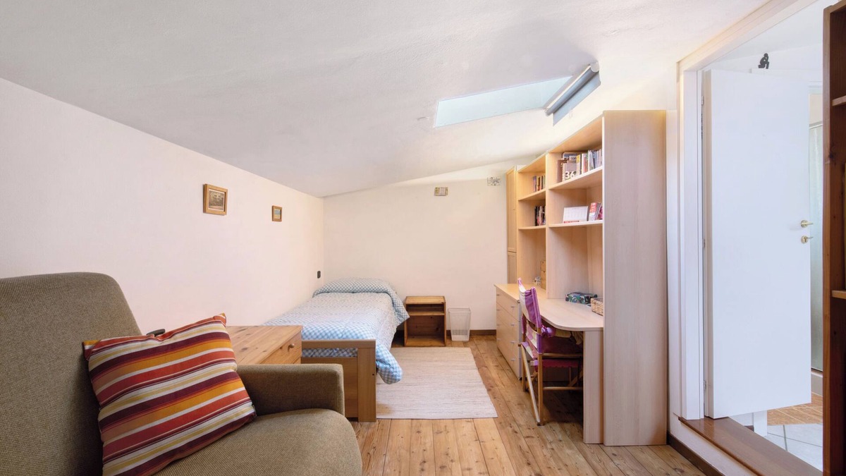 Cantu Apartment | Private room ‘Raffa-Ele’ with Wi-Fi and air conditioning