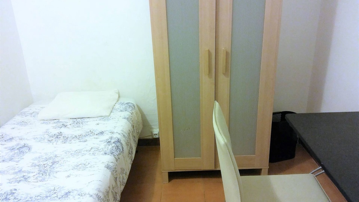 La Maternitat i Sant Ramon Apartment | Private room with single bed, with terrace 200 m2.