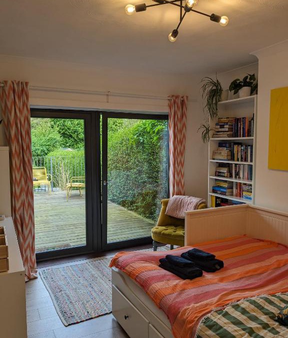 Longcroft House | Private room with terrace and free parking