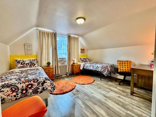 Rainier Valley House | Private room with two twin beds air conditioning and shared bathrooms located near SeaTac Airport and Downtown Seattle