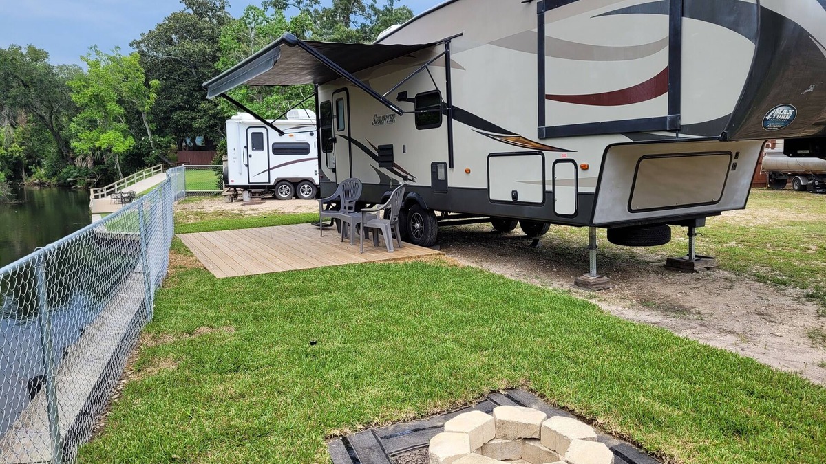Wright House | Private Rustic Creekside RV+15 Min drive to Beach Fenced Parking Lot