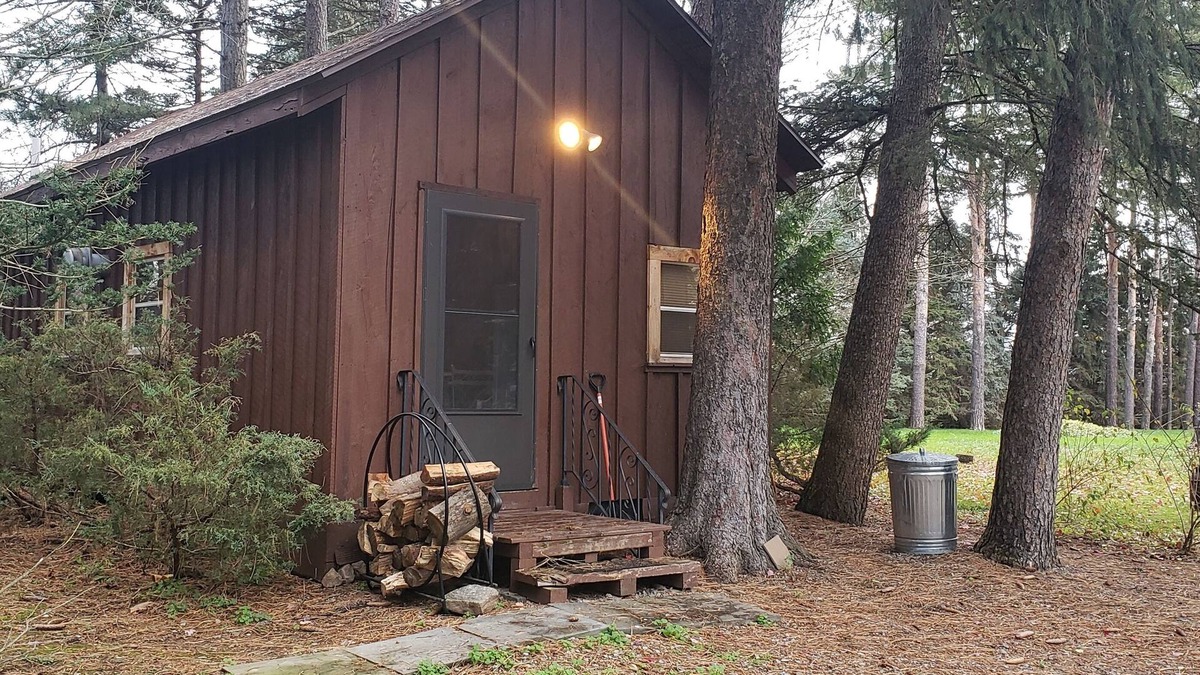 East Syracuse Cabin | PRIVATE RUSTIC 1 BEDROOM CABIN
