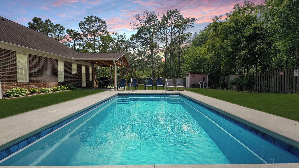 Silver Lake House | Private Saltwater Pool, No Stairs, Sleeps 8, Bunk Bed, Games, Gym, Near Beaches!