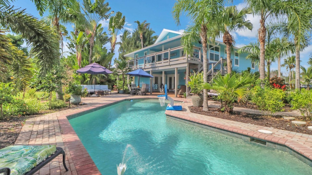 Truckland House | Private, Secluded, Close to Beach! Heated Pool! 2 Living Spaces! Over $125 Free Daily Activities!