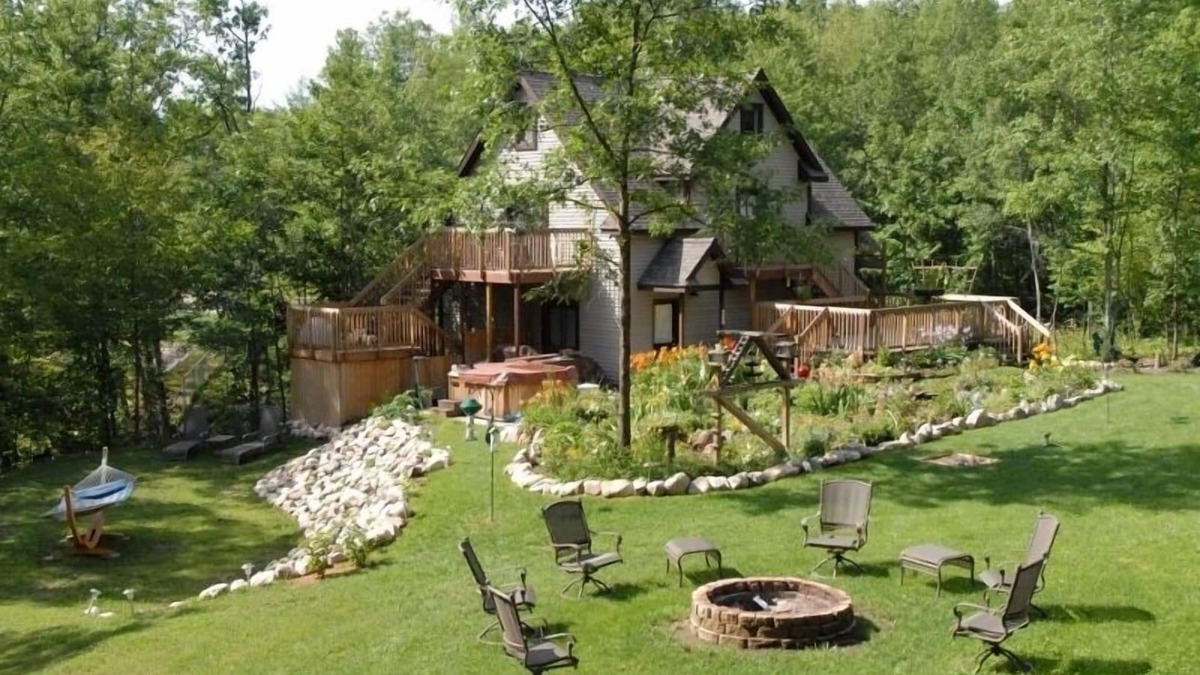 Hope Cottage | Private, Secluded, Family-Friendly Cottage with 2 mini-cabins and swimming pool.