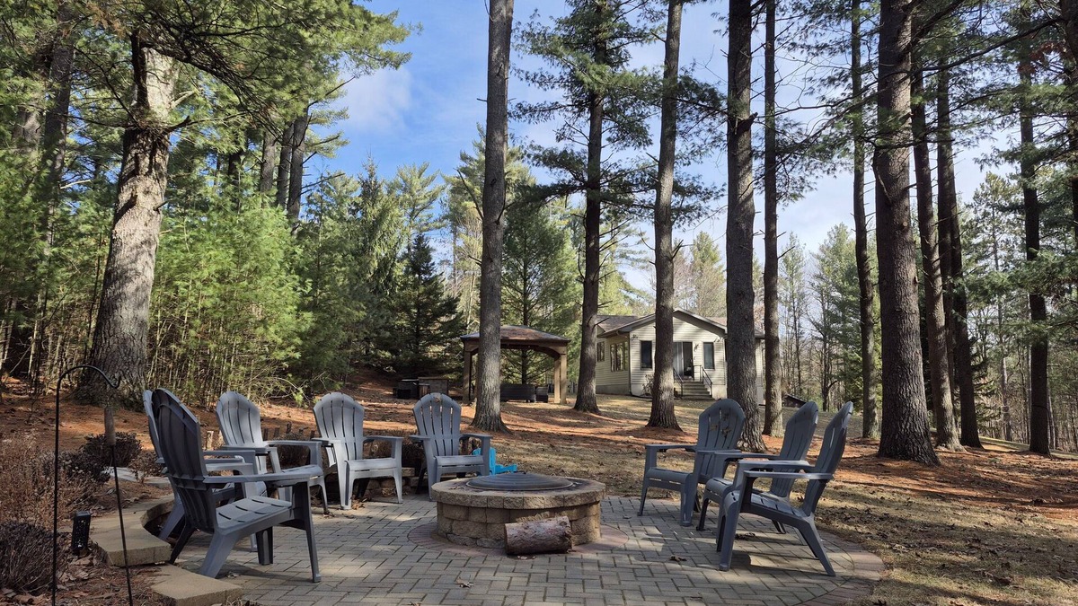 Amherst House | Private Secluded House on 12 acres, Nature Forest Retreat in Amherst, Wisconsin