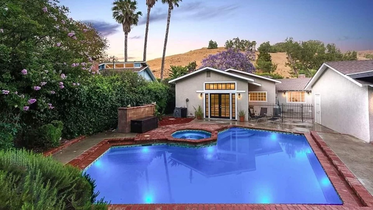 Shadow Hills House | Private serene retreat with pool in Los Angeles near Burbank and all studios!