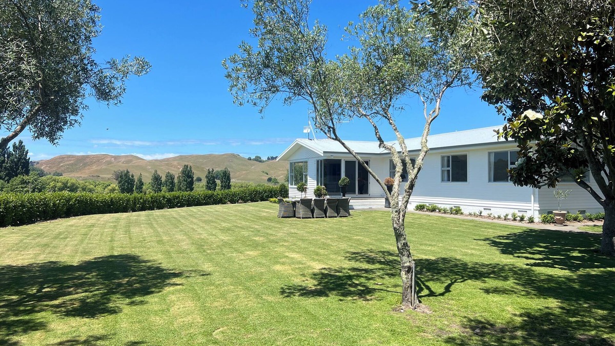 Havelock North House | Private setting with vineyard outlook yet only moments from the Village.