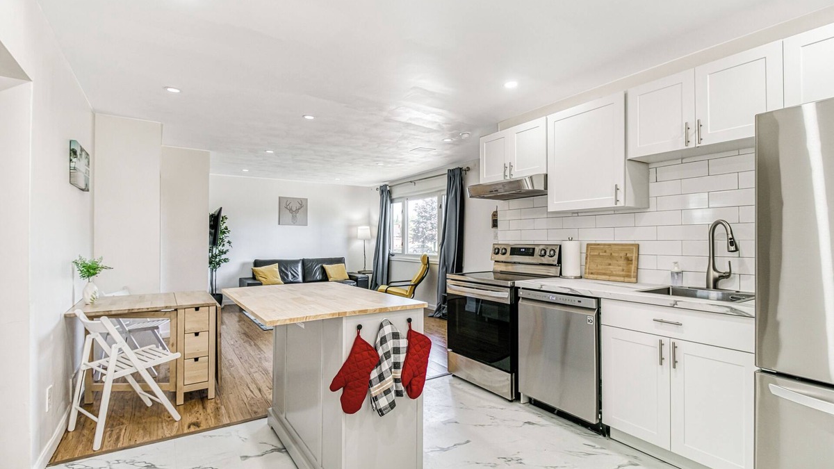 Sudbury House | Private Single Unit Detached House - 5 mins to Shopping Mall