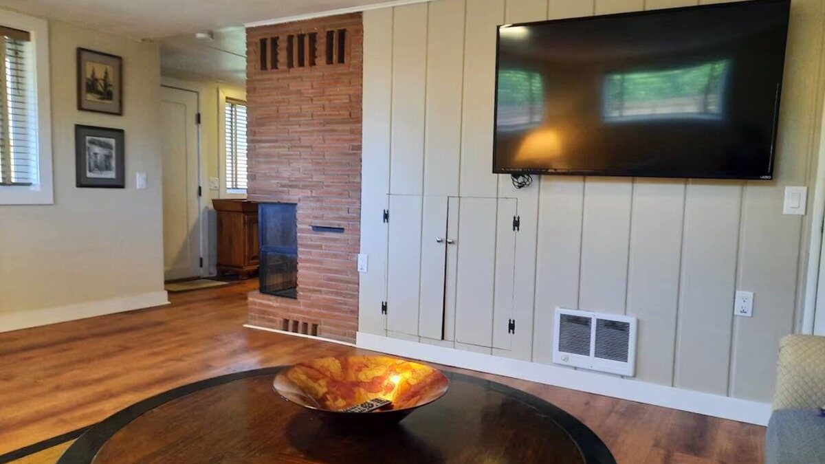 Highline House | Private & Spacious Daylight Basement Apartment with Kitchen