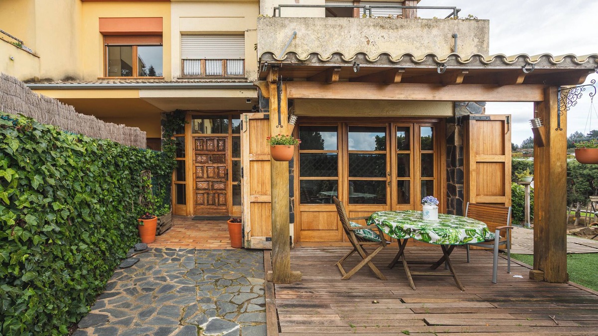 Sant Hilari Sacalm House | Private Studio 'Can Mussol' with Terrace, Balcony and Wi-Fi