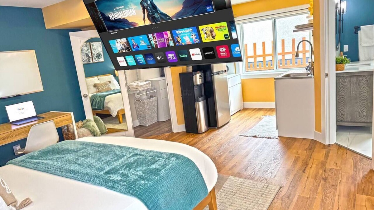 Williams Lake House | Private Studio/5 Min to DT/Self Check-In/75"TV