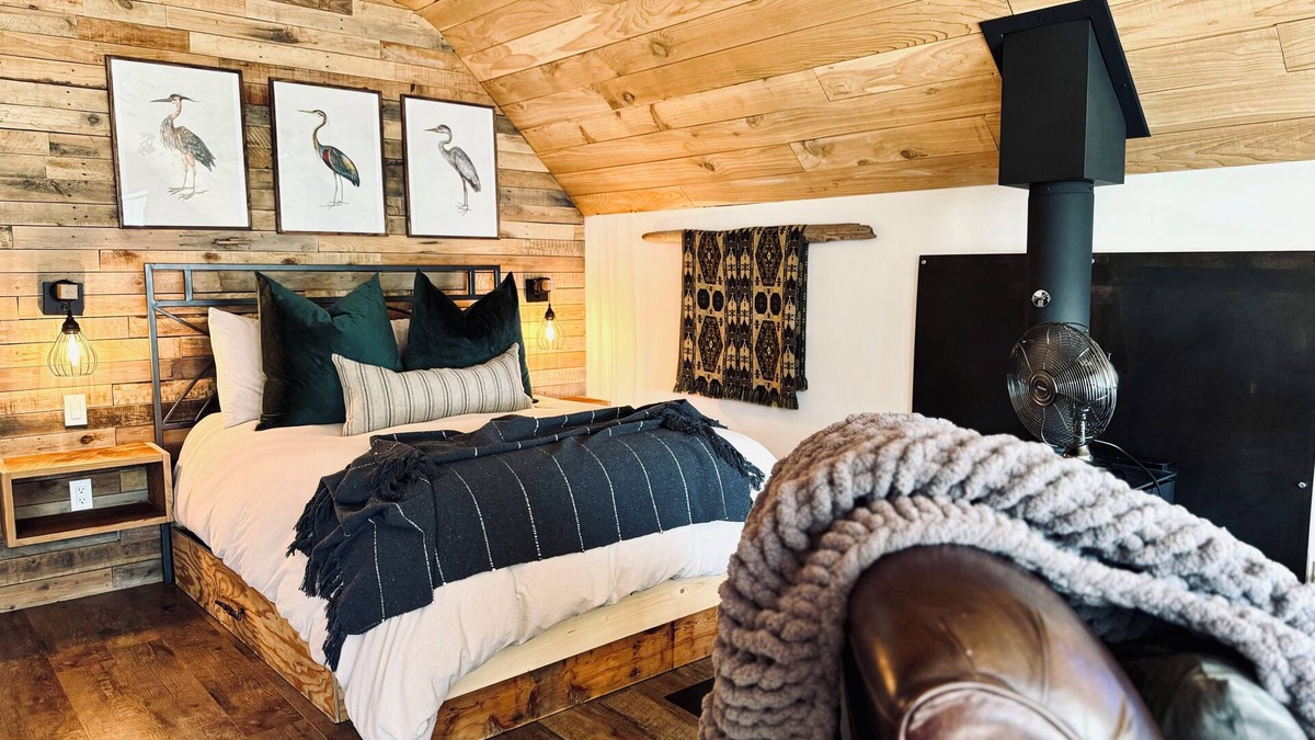 Powell River Apartment | Private studio, beach access, hot tub, storm watching pet friendly - Heron Suite