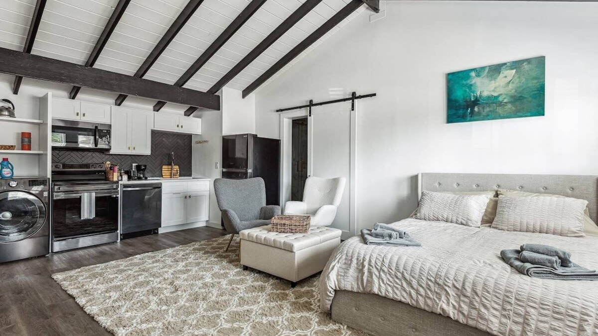 Thousand Oaks House | Private Studio Oasis with Nature at Your Doorstep