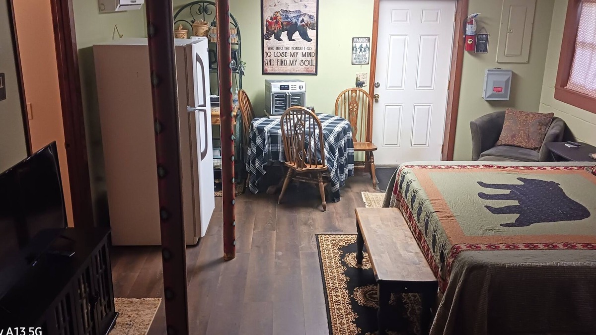 Newland House | Private Studio w/Bath, Laundry, Cooking, River Access, Storage, Large Dogs OK.