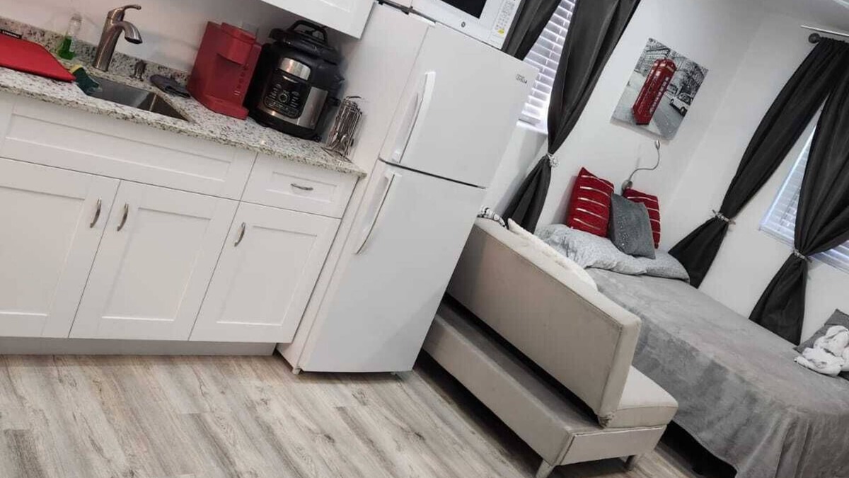 Lake Worth Apartment | Private studio with working space, in Lake Worth Beach
