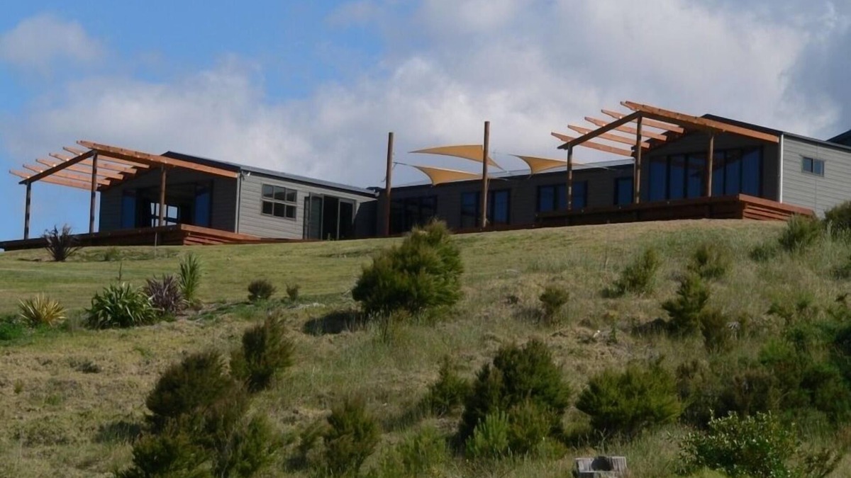 Whangapoua House | Private stunning elevated ocean veiws