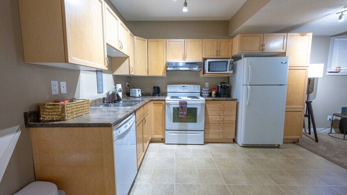 Grande Prairie House | Private Suite- 2 Beds | Full Kitchen | Free Wifi